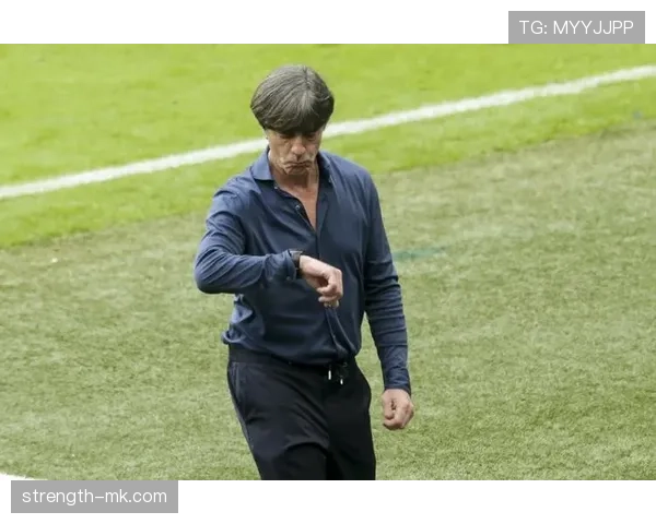 勒夫执教风格解析:攻势足球与边路进攻战术 勒夫执教风格解析:攻势足球与边路进攻战术